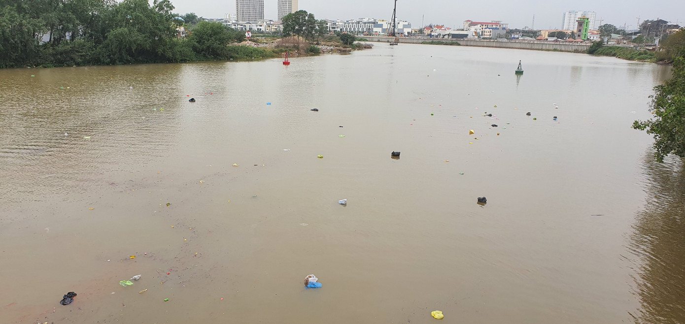 Sông ở Hải Phòng 'bội thực' rác sau khi đưa ông Táo về trời ảnh 5