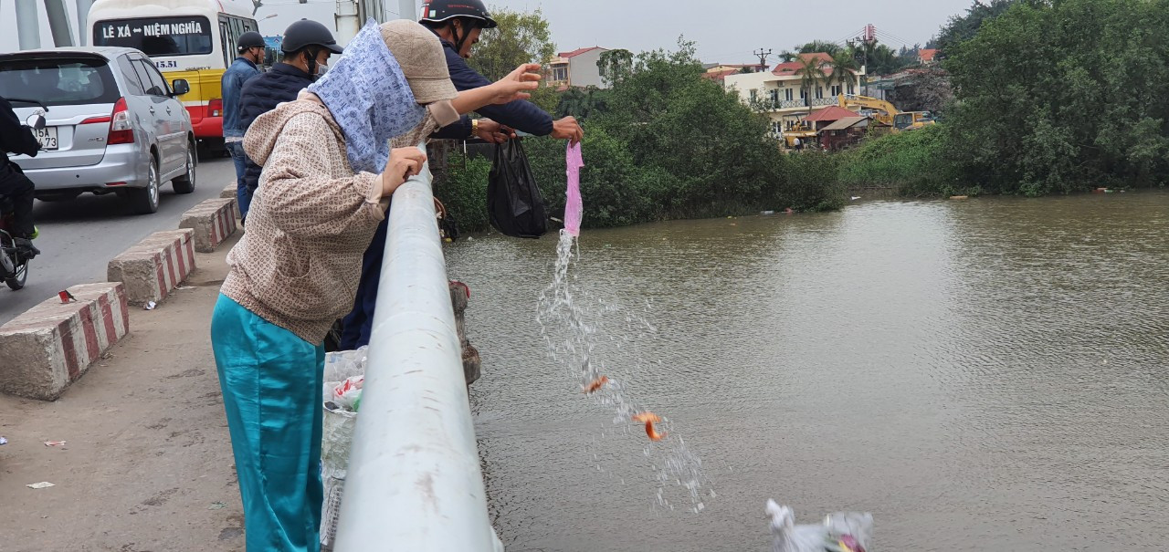 Sông ở Hải Phòng 'bội thực' rác sau khi đưa ông Táo về trời ảnh 2