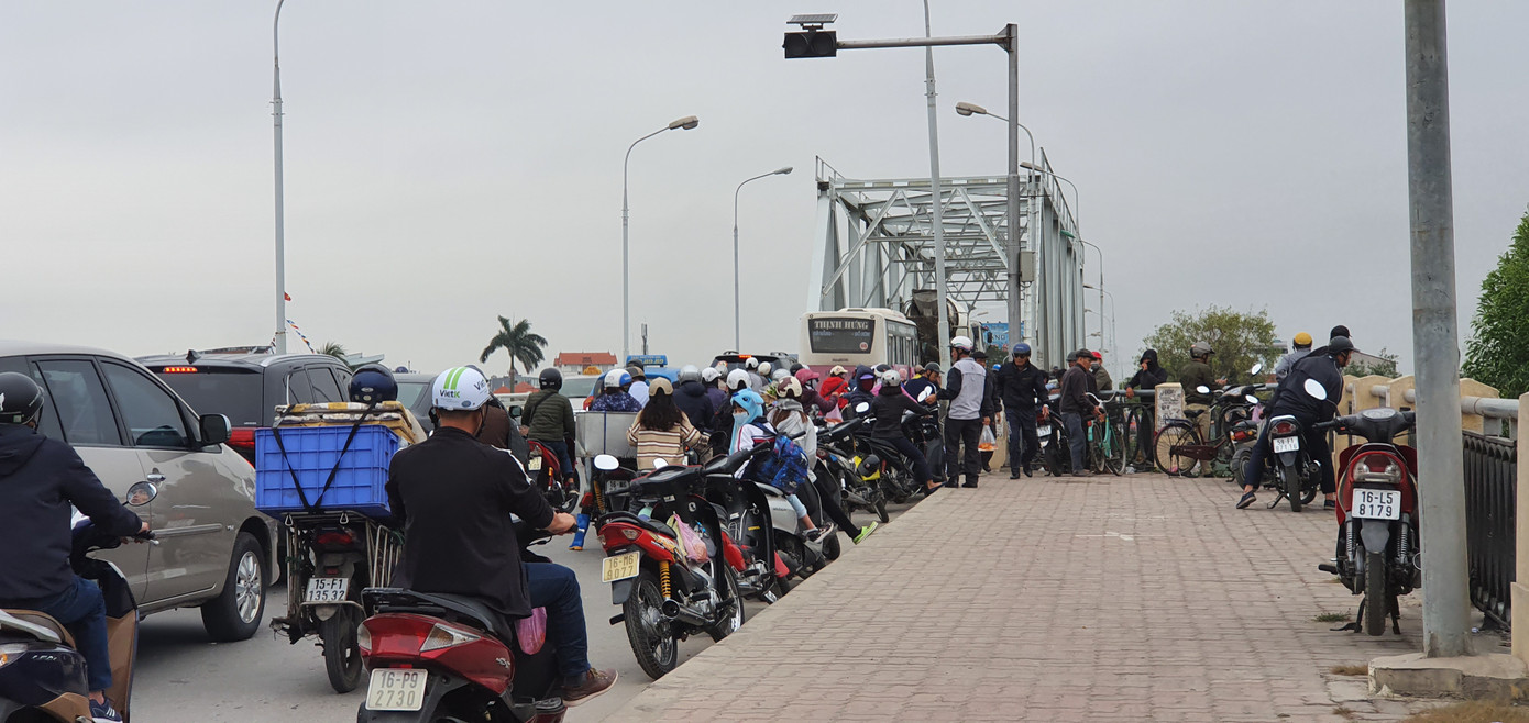 Sông ở Hải Phòng 'bội thực' rác sau khi đưa ông Táo về trời ảnh 4