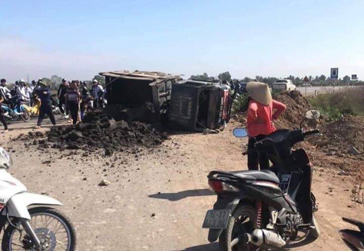 Hy hữu: Lật xe chở bùn, một nữ sinh bị vùi lấp khi đi học về ảnh 1