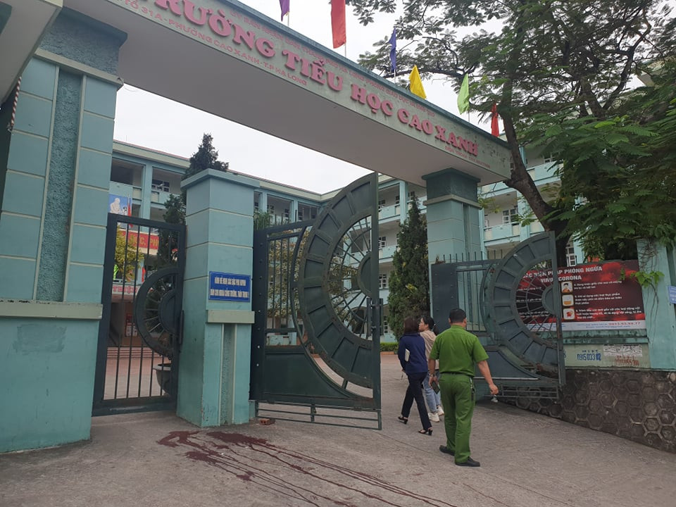 Cổng Trường Tiểu học Cao Xanh, nơi xảy ra vụ việc Hai phụ huynh ẩu đả trước cổng trường, một người bị đâm gục ảnh 1