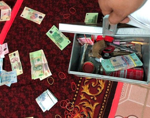 Dùng ô tô đón nhóm con bạc đi sát phạt ảnh 1