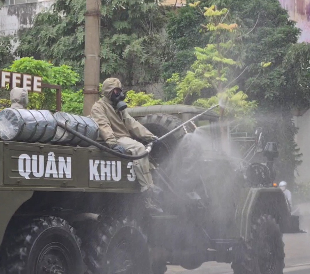 Quân đội phun khử trùng đường phố Hải Phòng ảnh 4