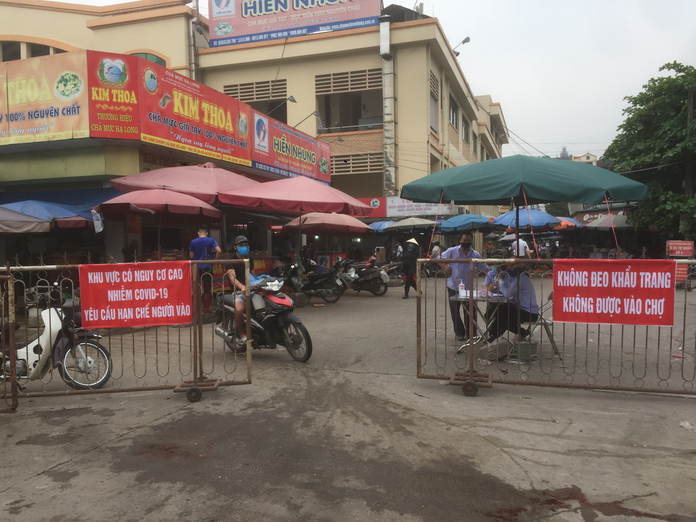 Người dân Hạ Long không đeo khẩu trang không được vào chợ ảnh 1