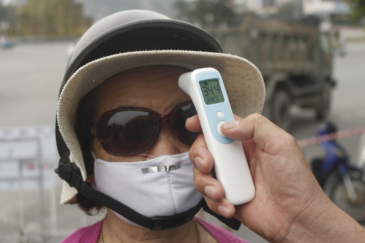 Người dân Hạ Long không đeo khẩu trang không được vào chợ ảnh 5