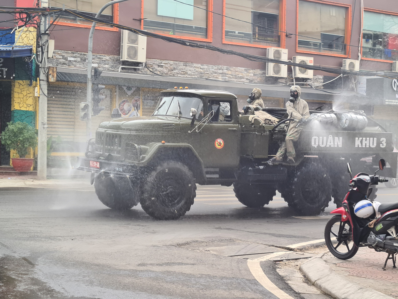 Quân đội phun khử trùng đường phố Hải Phòng ảnh 3