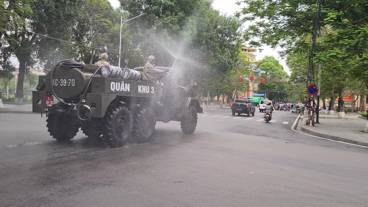 Quân đội phun khử trùng đường phố Hải Phòng ảnh 7