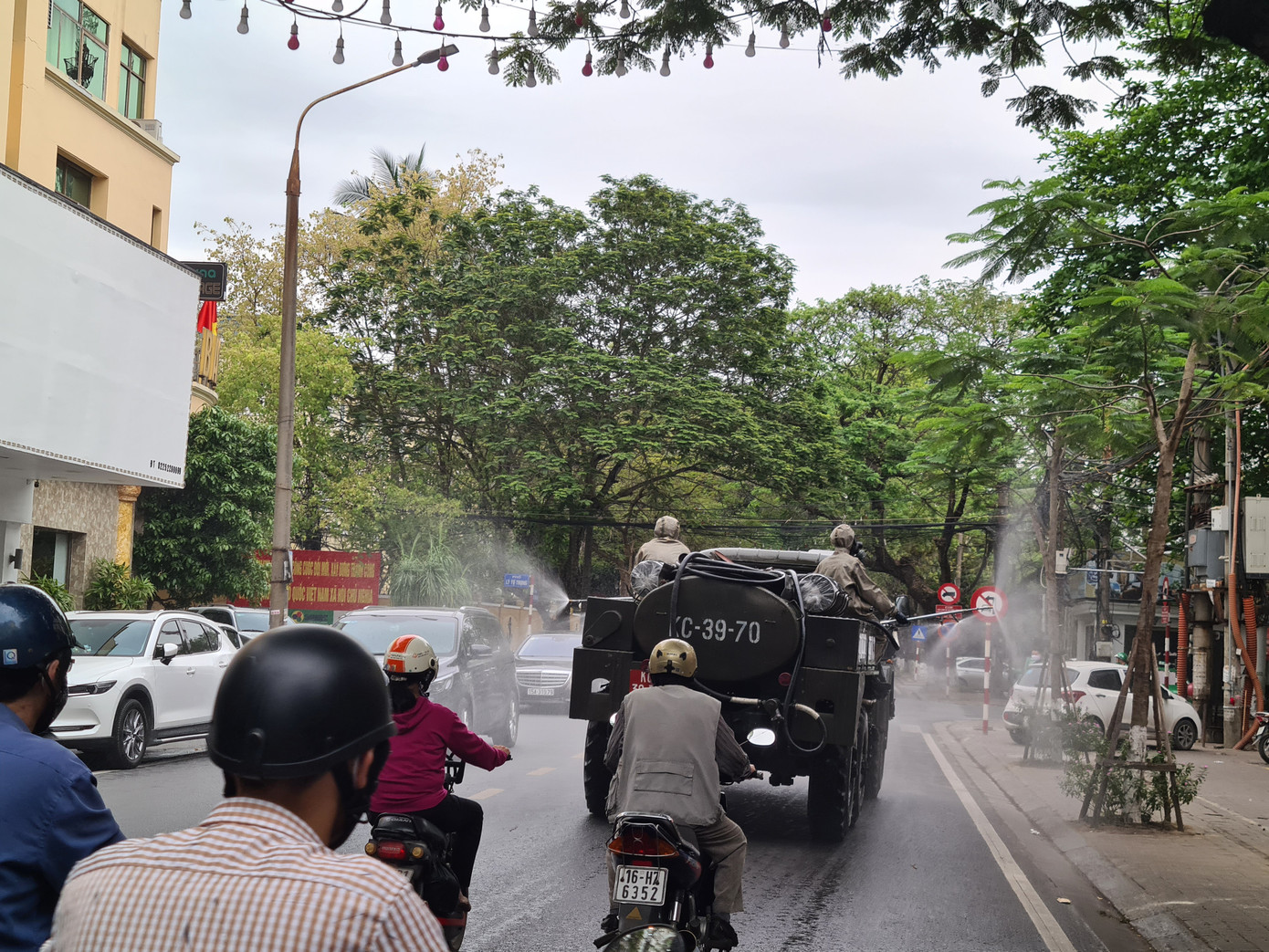 Quân đội phun khử trùng đường phố Hải Phòng ảnh 6