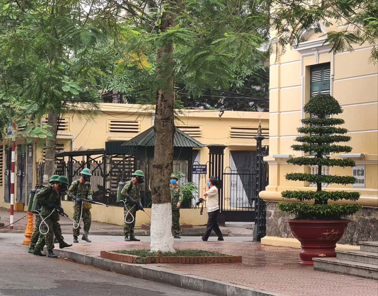 Quân đội phun khử trùng đường phố Hải Phòng ảnh 8