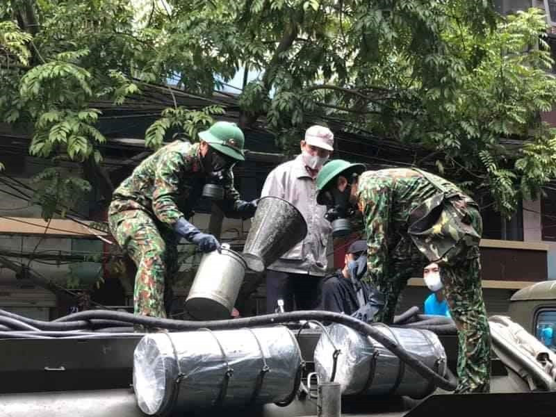 Quân đội phun khử trùng đường phố Hải Phòng ảnh 5
