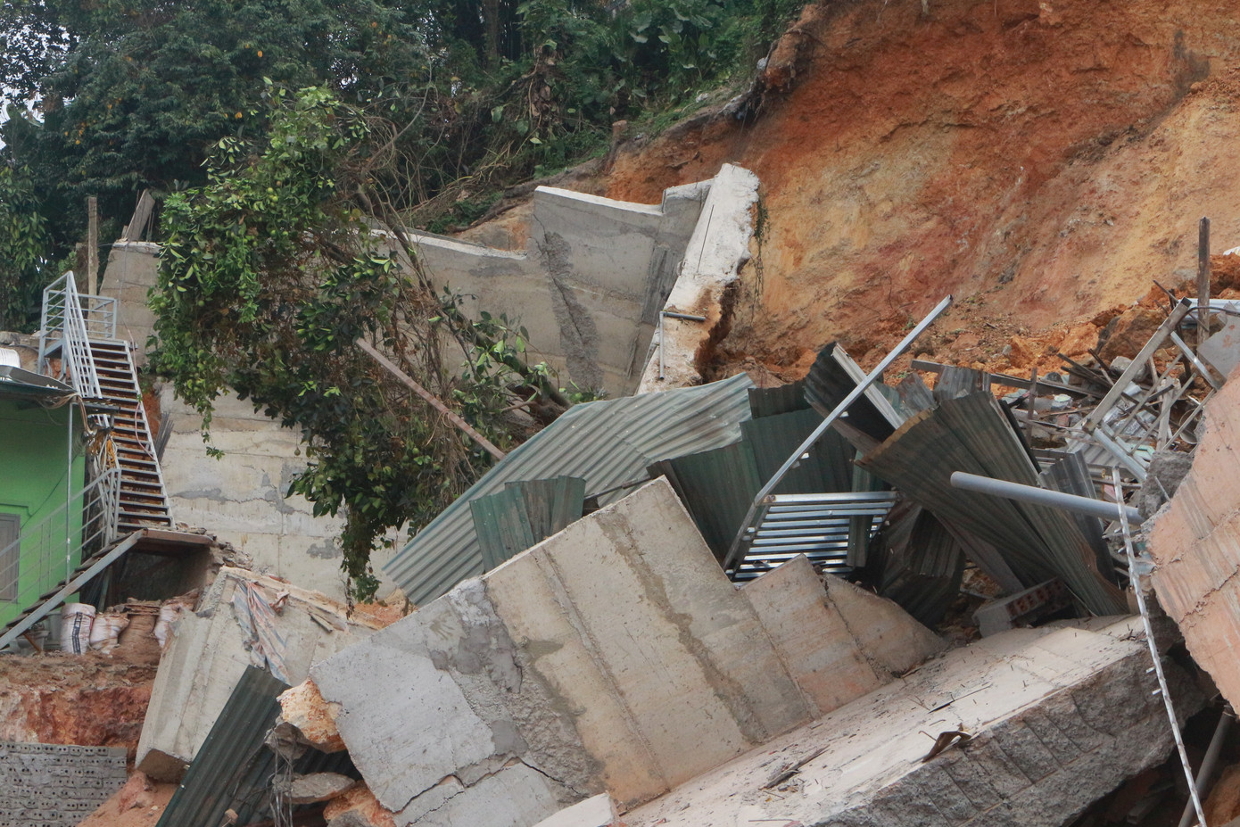 San gạt đất làm sập nhà, 16 hộ dân phải di dời khẩn cấp lúc nửa đêm ảnh 4