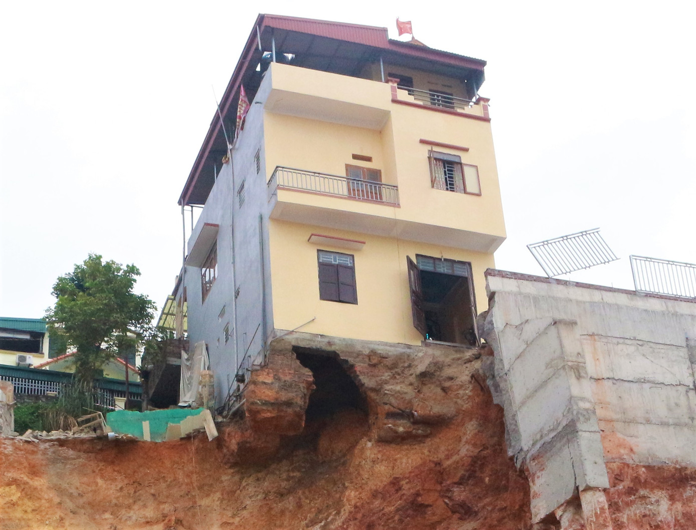 San gạt đất làm sập nhà, 16 hộ dân phải di dời khẩn cấp lúc nửa đêm ảnh 5