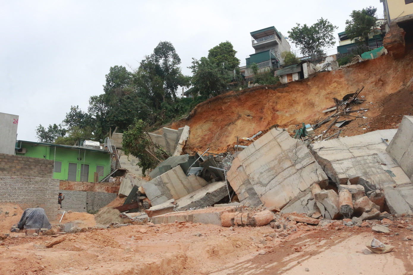San gạt đất làm sập nhà, 16 hộ dân phải di dời khẩn cấp lúc nửa đêm ảnh 6