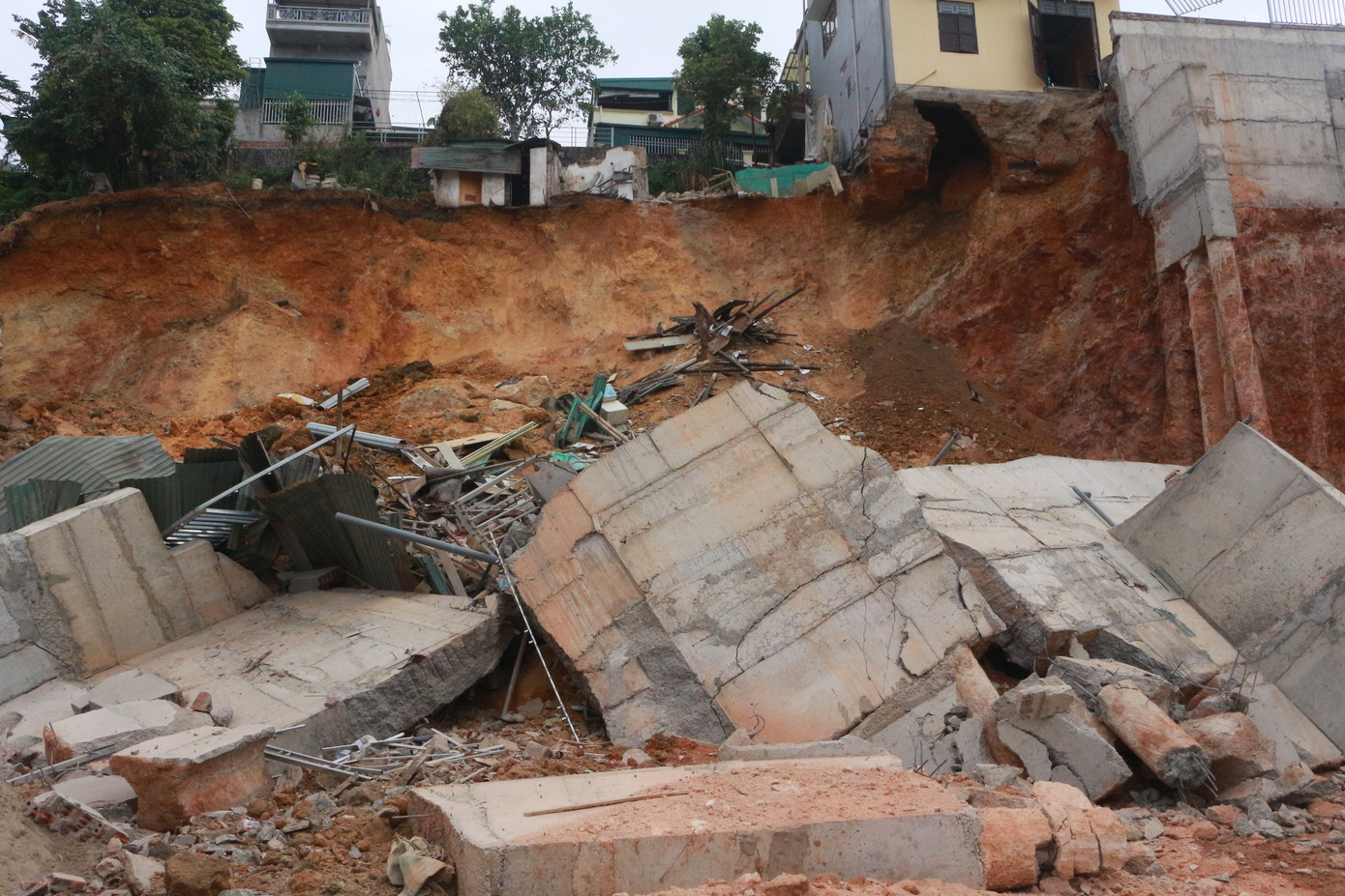 San gạt đất làm sập nhà, 16 hộ dân phải di dời khẩn cấp lúc nửa đêm ảnh 2