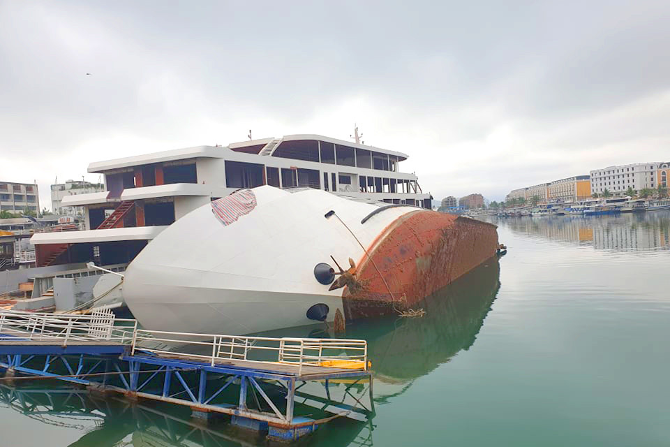 Du thuyền tiền tỷ bất ngờ lật nghiêng khi đang neo đậu ở cảng Tuần Châu ảnh 2