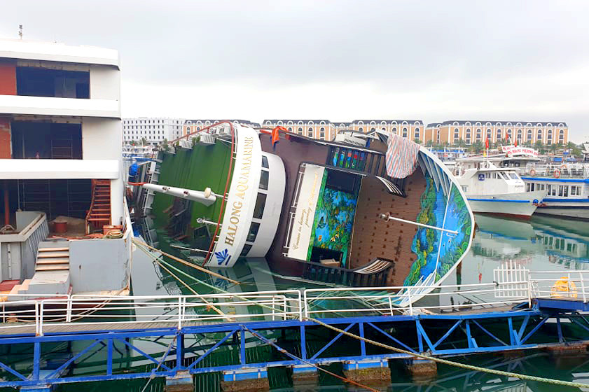 Du thuyền tiền tỷ bất ngờ lật nghiêng khi đang neo đậu ở cảng Tuần Châu ảnh 1