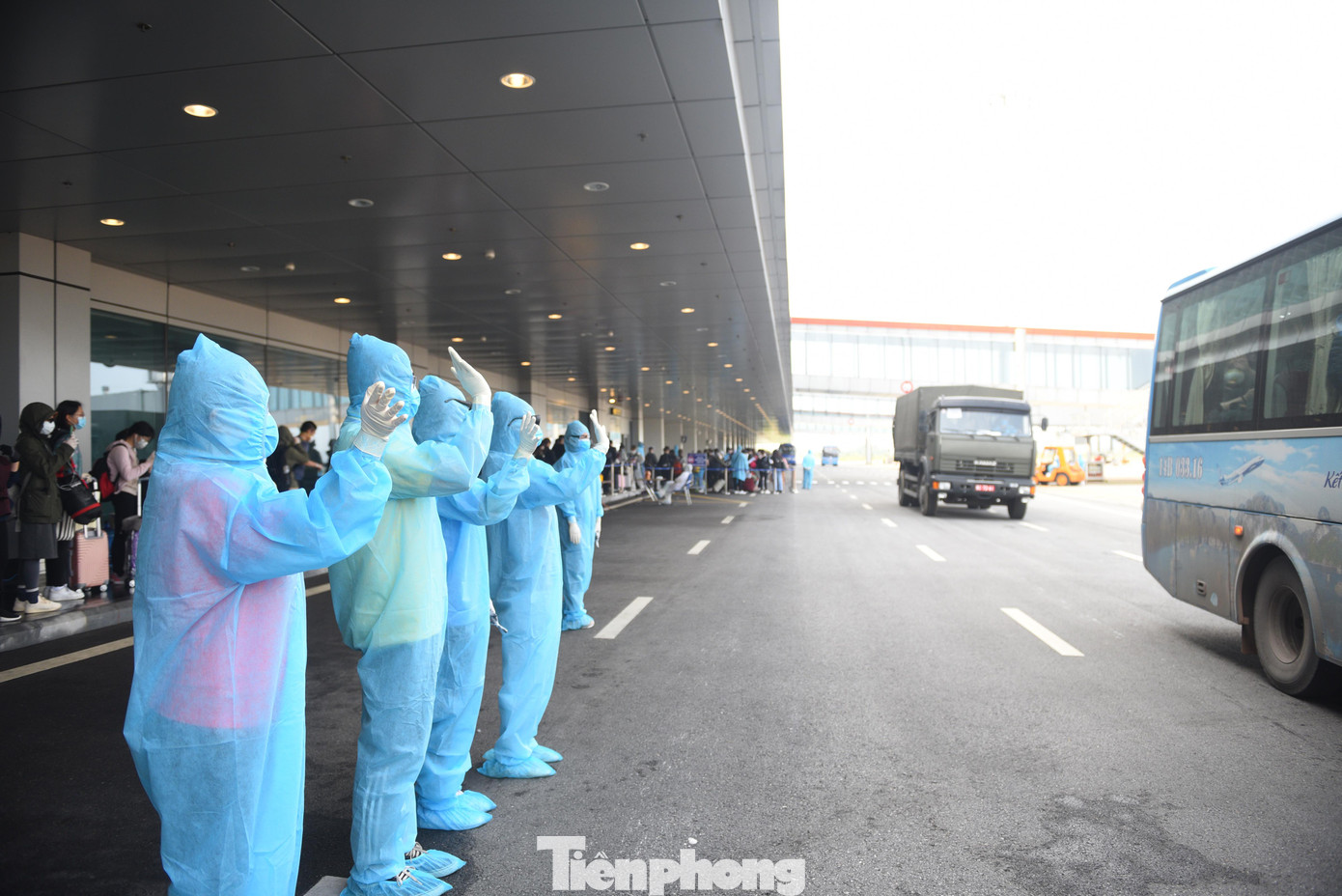 Sân bay Vân Đồn đón thêm hơn 500 người Việt về từ vùng dịch châu Âu ảnh 9