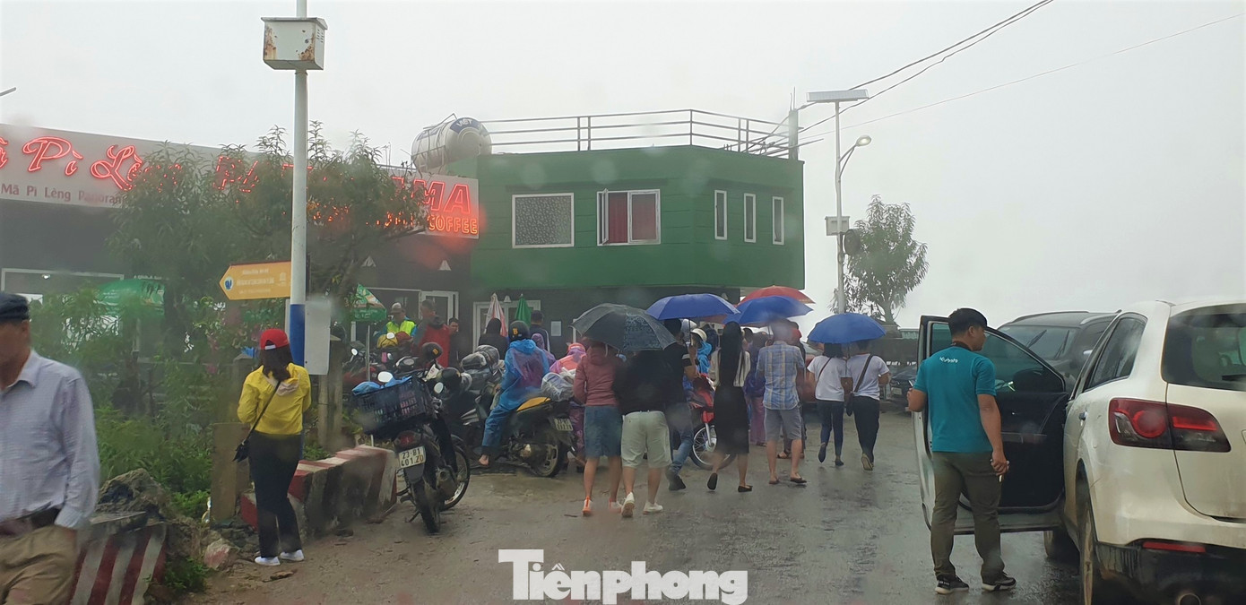 Du khách chen chân 'check in' ở Panorama Mã Pì Lèng giữa ồn ào sai phạm ảnh 8