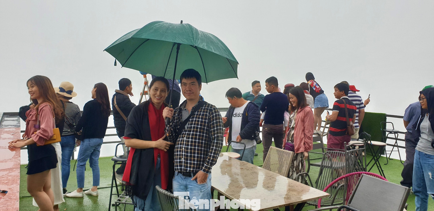 Du khách chen chân 'check in' ở Panorama Mã Pì Lèng giữa ồn ào sai phạm ảnh 7