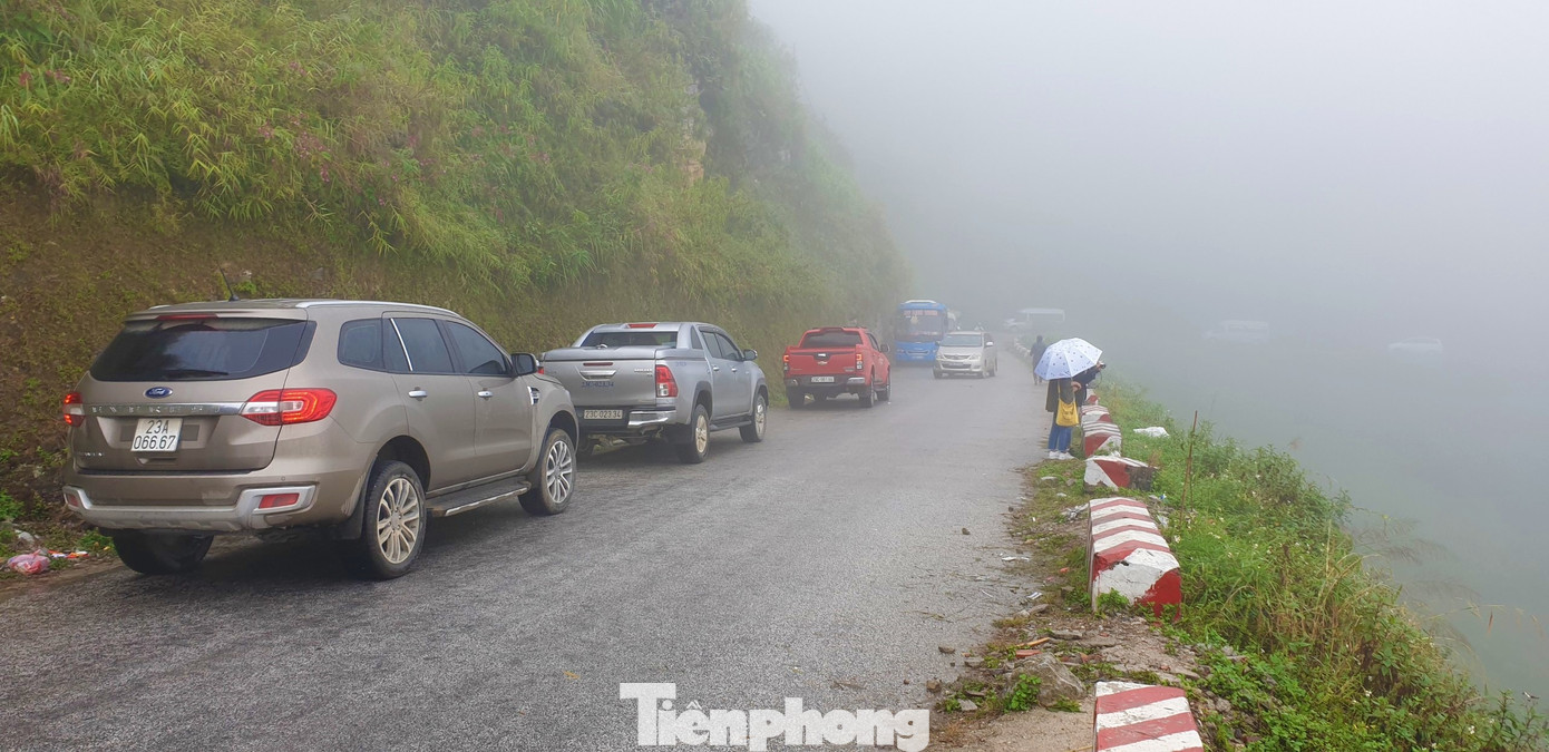 Du khách chen chân 'check in' ở Panorama Mã Pì Lèng giữa ồn ào sai phạm ảnh 1