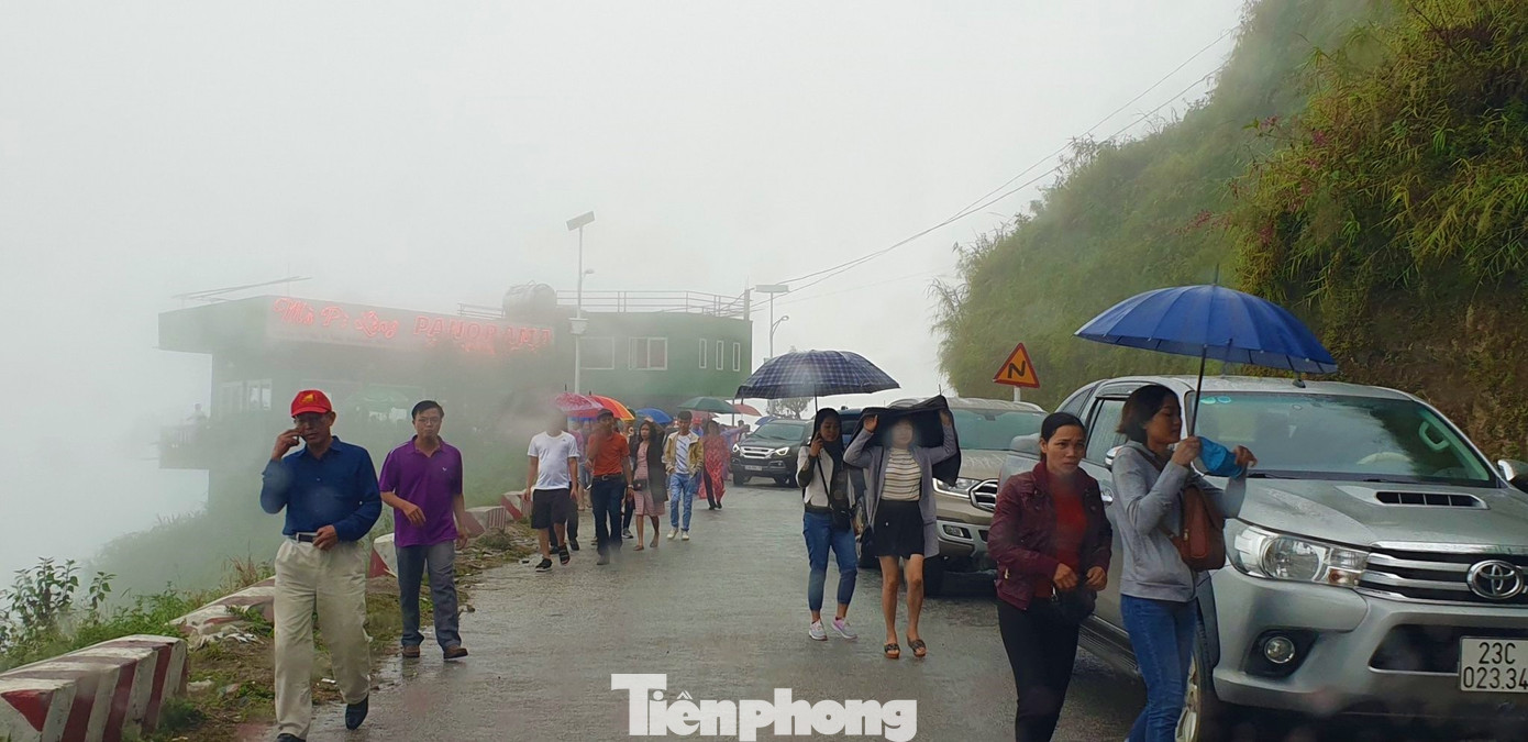 Du khách chen chân 'check in' ở Panorama Mã Pì Lèng giữa ồn ào sai phạm ảnh 2