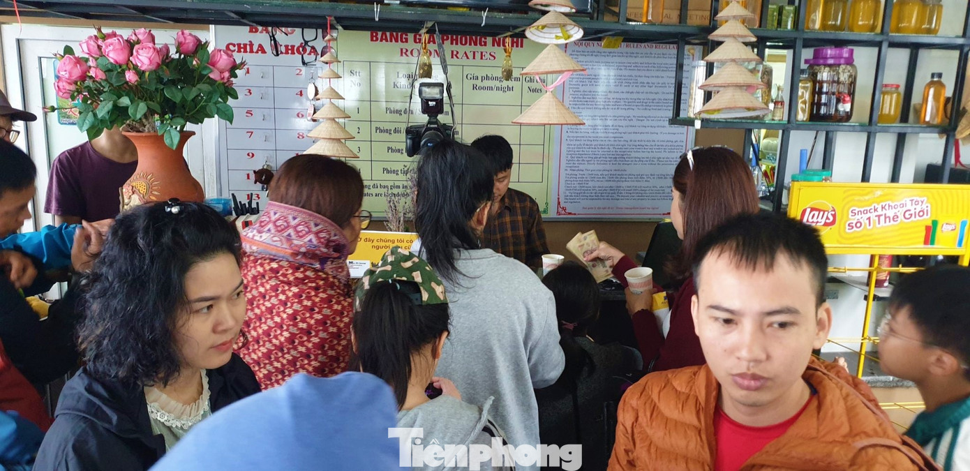 Du khách chen chân 'check in' ở Panorama Mã Pì Lèng giữa ồn ào sai phạm ảnh 9