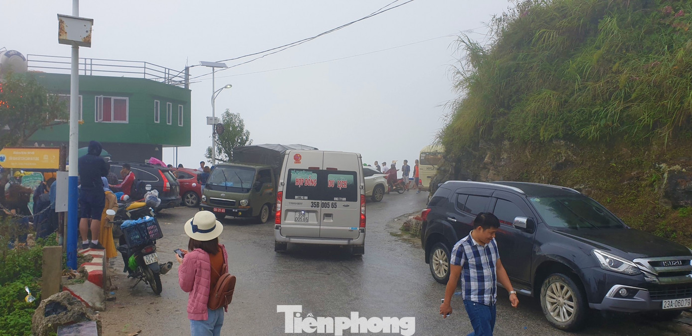 Du khách chen chân 'check in' ở Panorama Mã Pì Lèng giữa ồn ào sai phạm ảnh 3