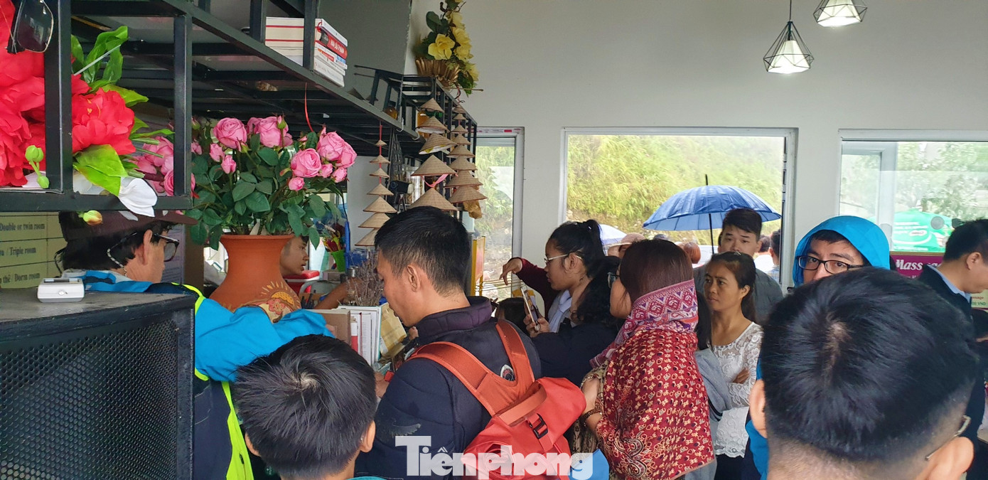 Du khách chen chân 'check in' ở Panorama Mã Pì Lèng giữa ồn ào sai phạm ảnh 6