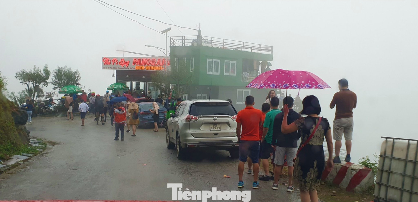 Du khách chen chân 'check in' ở Panorama Mã Pì Lèng giữa ồn ào sai phạm ảnh 4