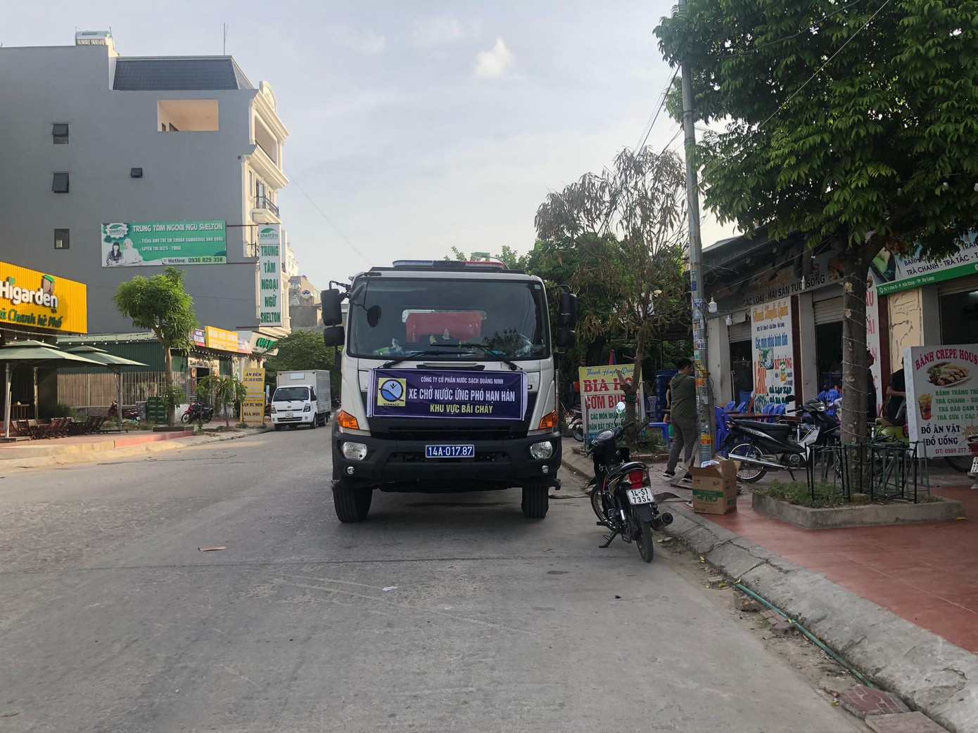 Quảng Ninh điều xe chở nước “giải cứu” nhà hàng, khách sạn ảnh 2