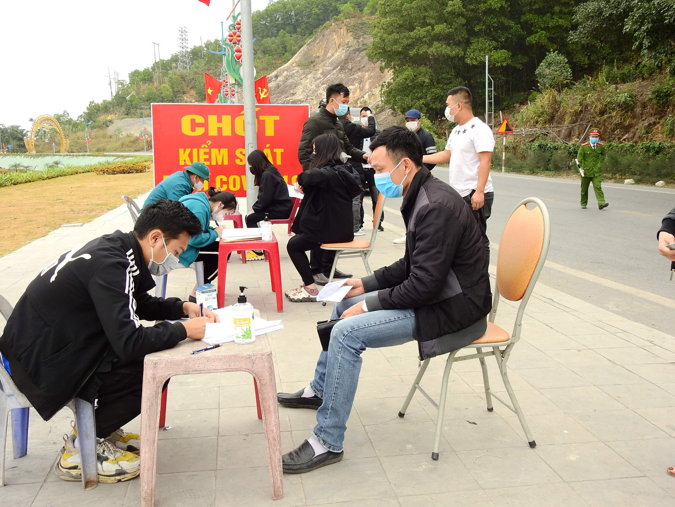 Quảng Ninh phong tỏa 6 xã, 1 thị trấn thuộc huyện Vân Đồn từ 0h ngày 2/2 ảnh 2