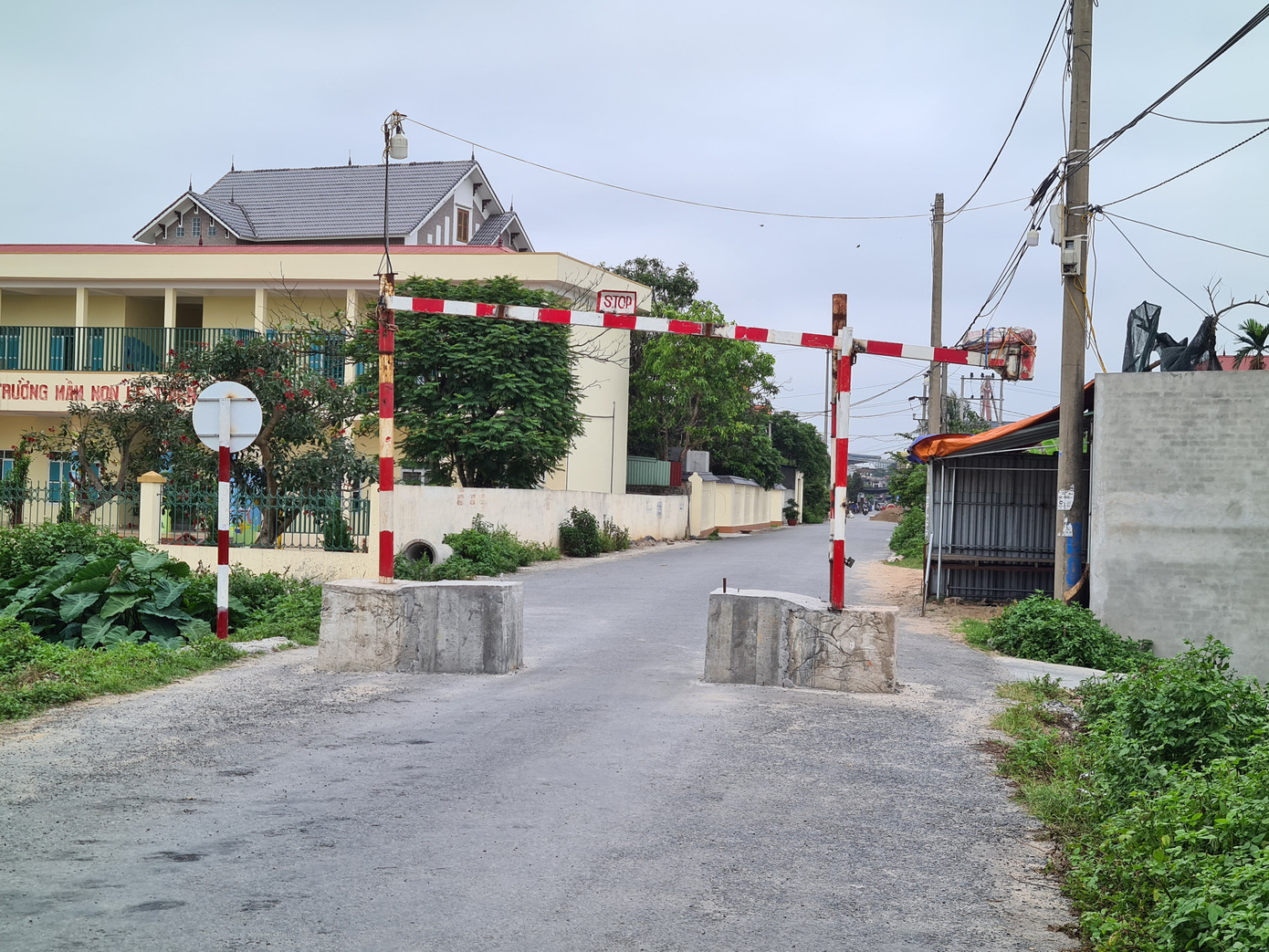 Đường vào trụ sở xã bị trụ bê tông của huyện chặn... từ xa ảnh 3