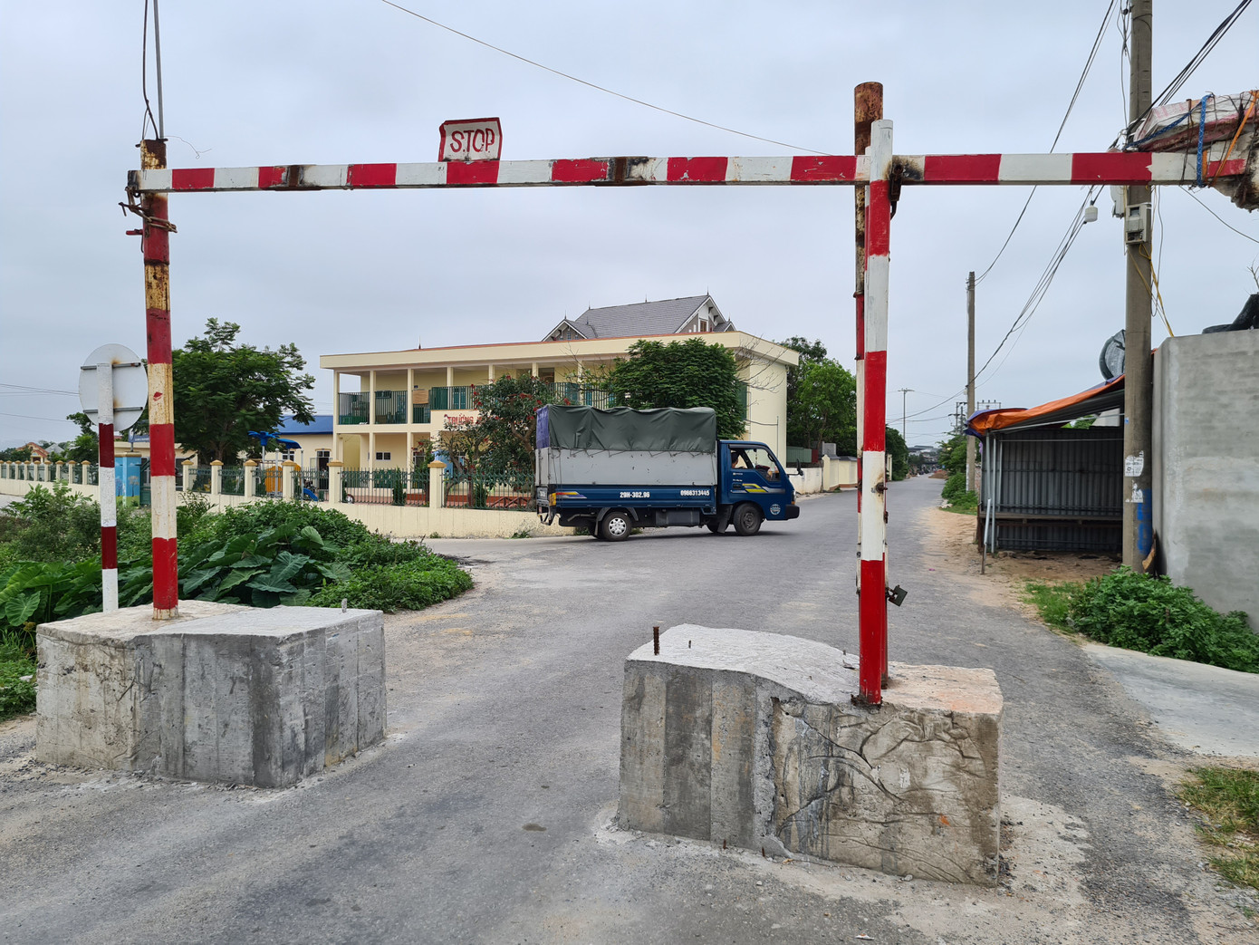 Đường vào trụ sở xã bị trụ bê tông của huyện chặn... từ xa ảnh 4