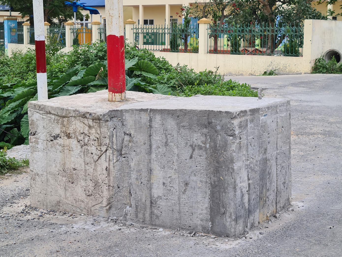 Đường vào trụ sở xã bị trụ bê tông của huyện chặn... từ xa ảnh 1