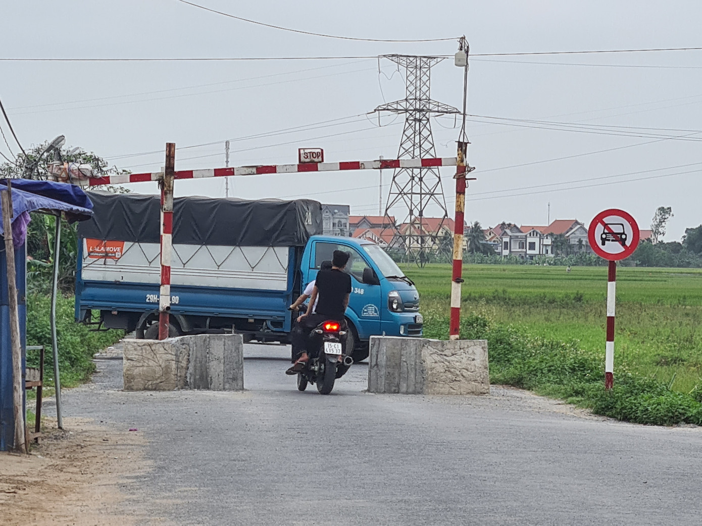 Đường vào trụ sở xã bị trụ bê tông của huyện chặn... từ xa ảnh 2