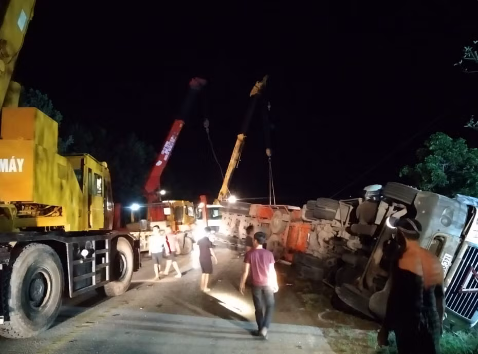 Khởi tố tài xế xe container đè bẹp xe khách làm 3 người chết ảnh 1
