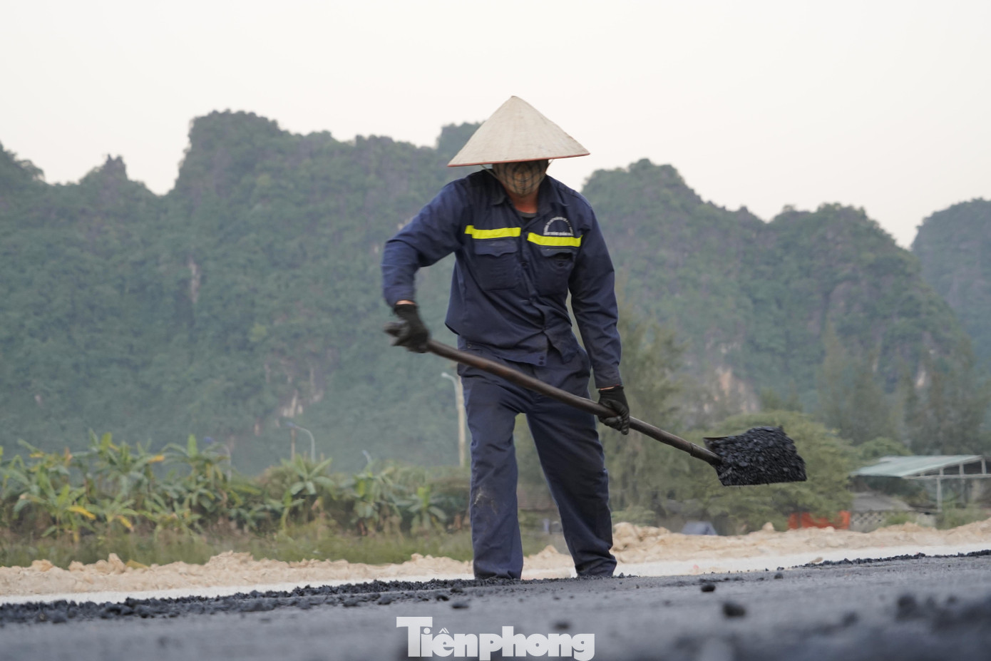 Trên công trường thi công đường bao biển hơn 2.000 tỷ nối TP Hạ Long - Cẩm Phả ảnh 8