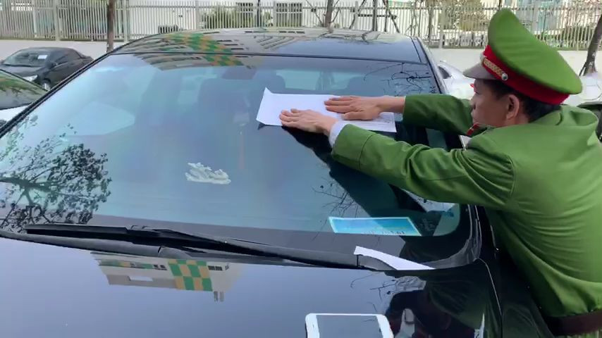 Quảng Ninh ghi hình, dán thông báo phạt tài xế đỗ xe không đúng quy định ảnh 2