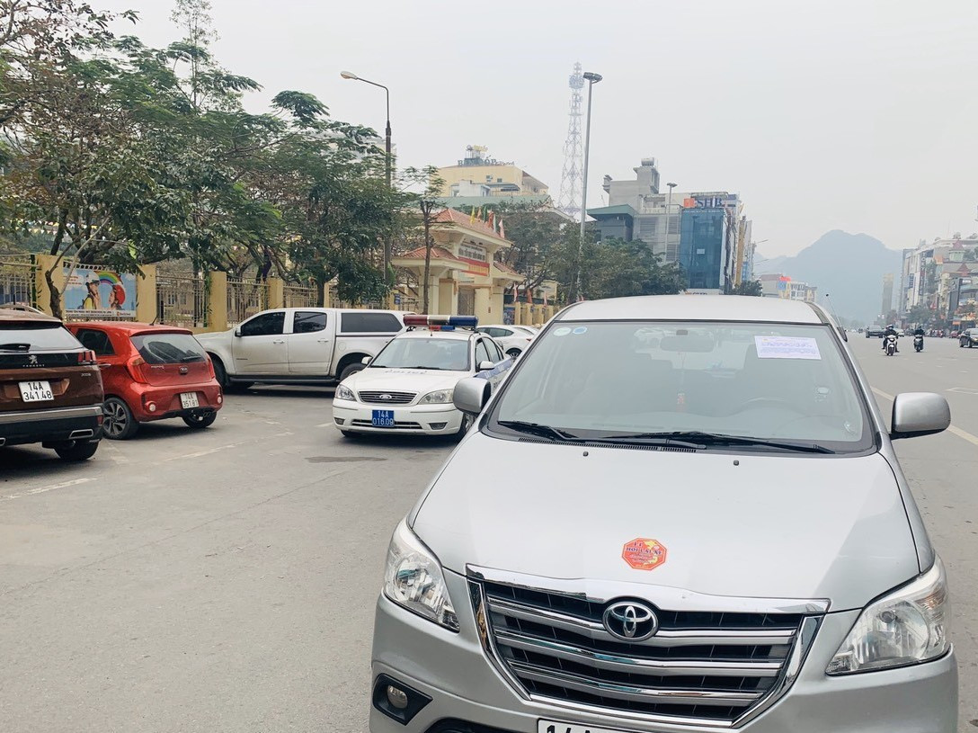 Quảng Ninh ghi hình, dán thông báo phạt tài xế đỗ xe không đúng quy định ảnh 3