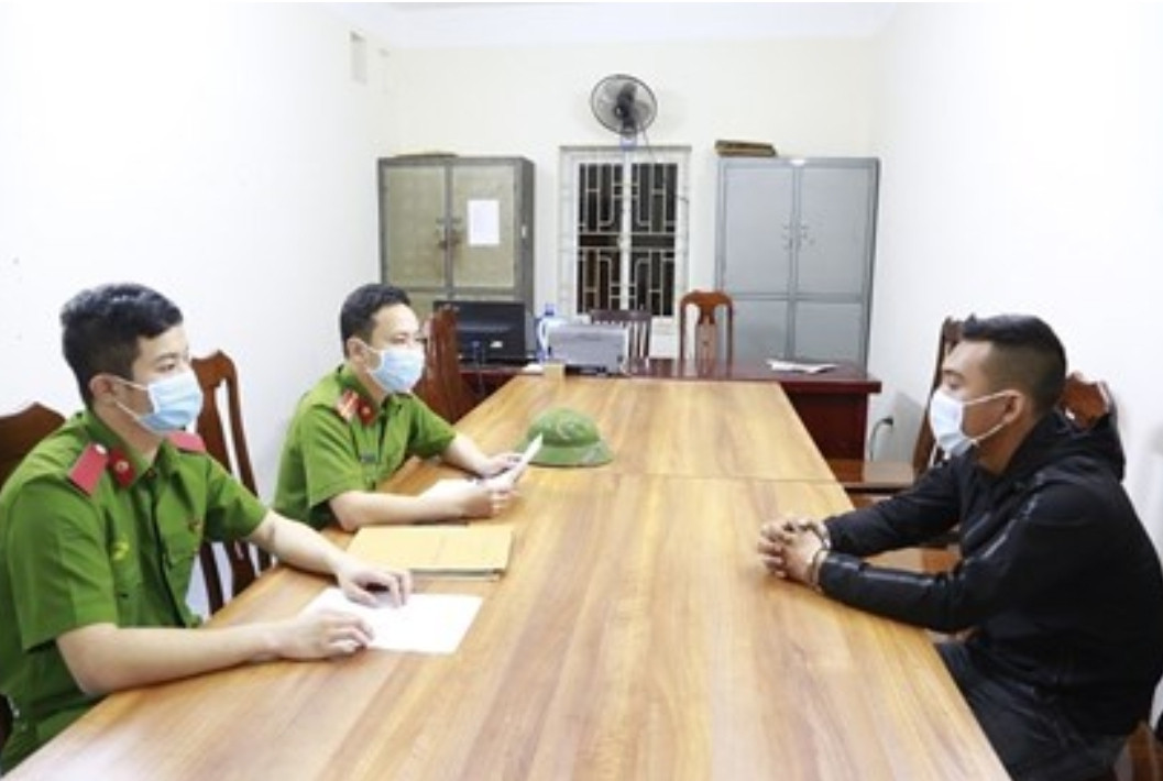 Nhắc nhở 2 thanh niên không đeo khẩu trang, 2 cán bộ bị đánh bầm dập ảnh 1