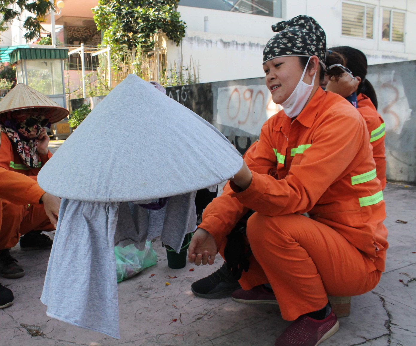 Người Hải Phòng đội nắng mưu sinh giữa trời nắng như đổ lửa ảnh 6