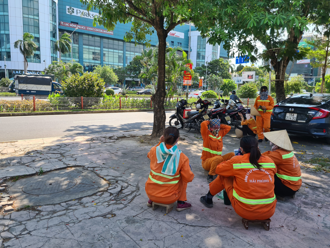 Người Hải Phòng đội nắng mưu sinh giữa trời nắng như đổ lửa ảnh 4