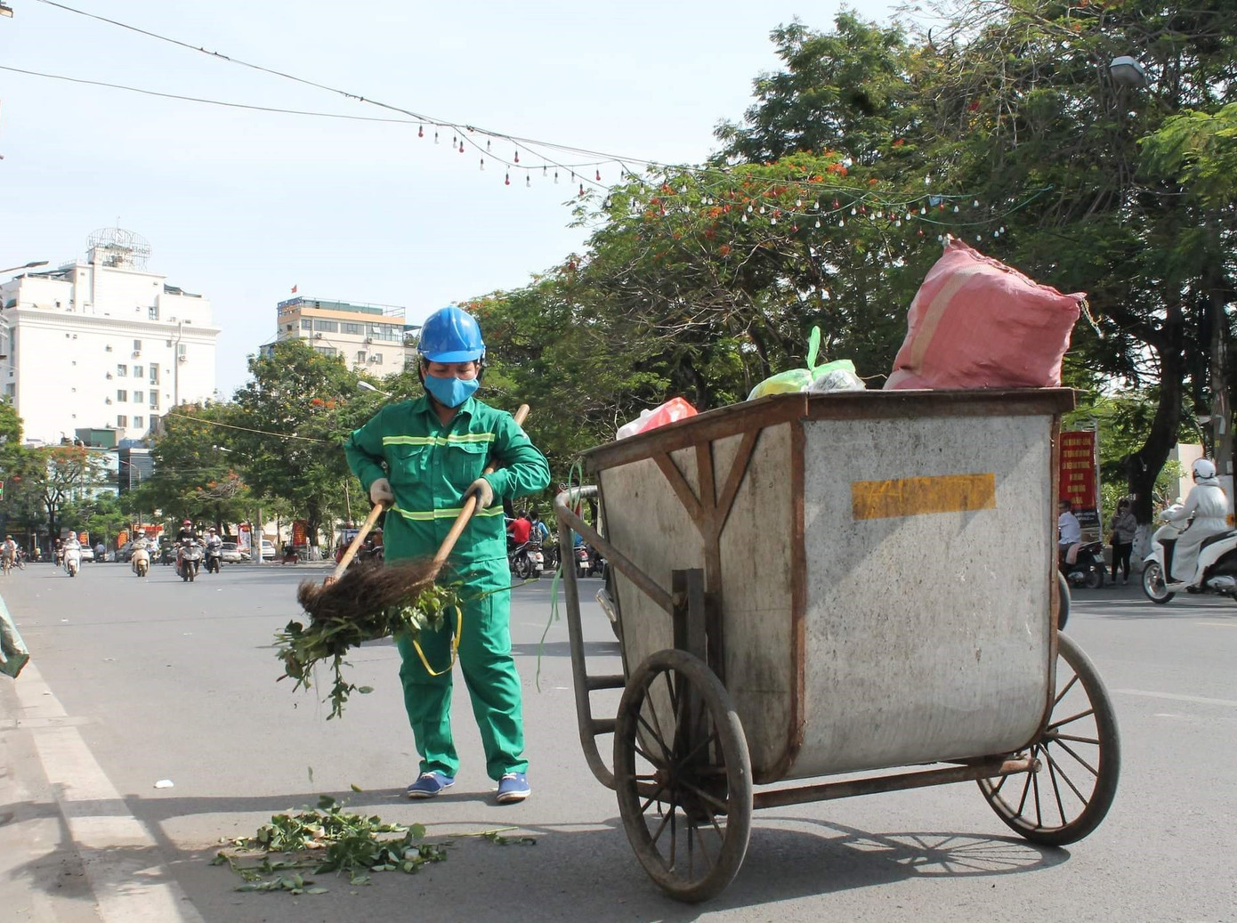 Người Hải Phòng đội nắng mưu sinh giữa trời nắng như đổ lửa ảnh 11