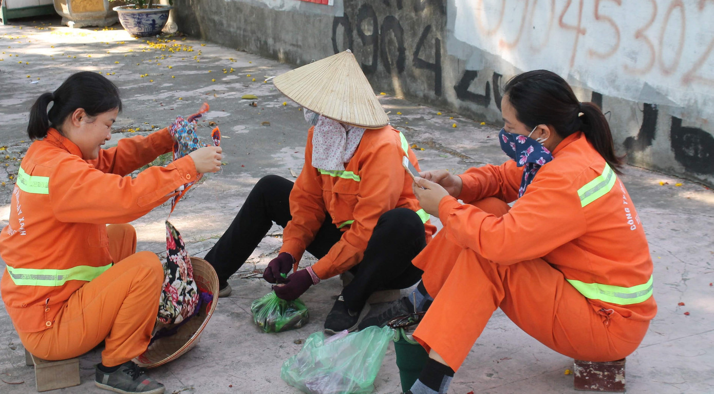 Người Hải Phòng đội nắng mưu sinh giữa trời nắng như đổ lửa ảnh 5