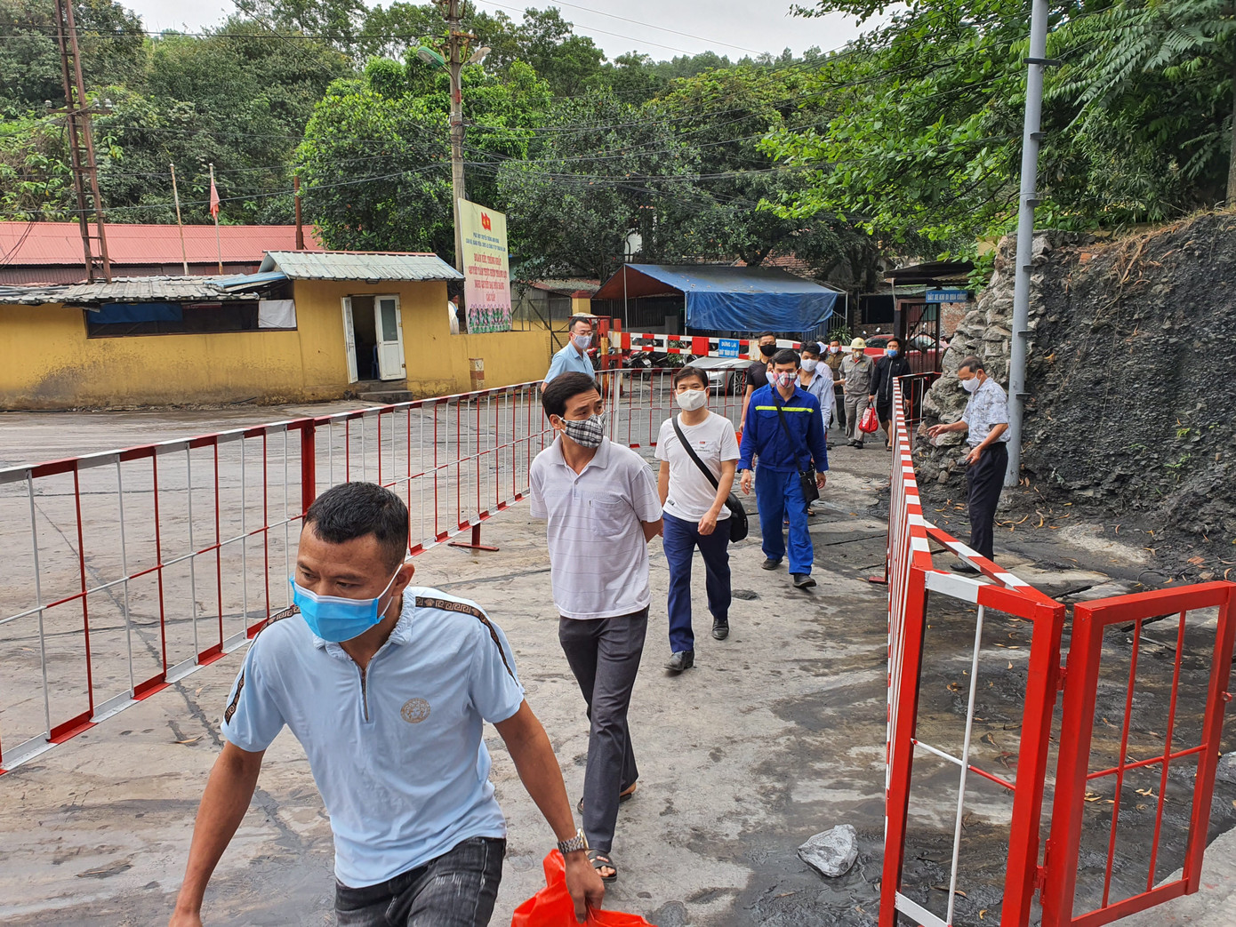 Công ty than chế tạo buồng khử khuẩn công suất 'khủng' cho công nhân ảnh 1