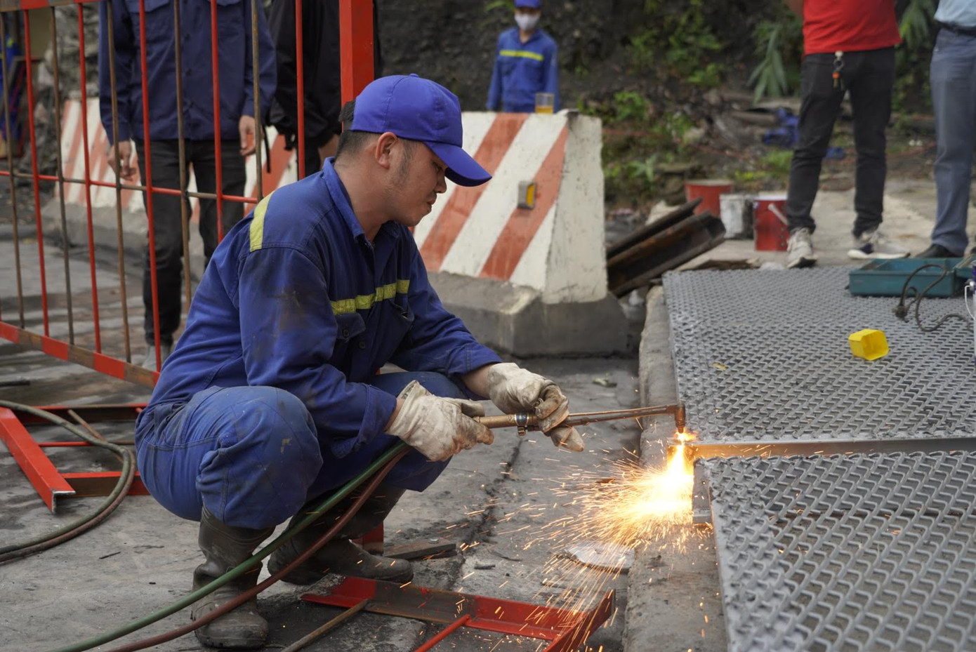 Công ty than chế tạo buồng khử khuẩn công suất 'khủng' cho công nhân ảnh 6