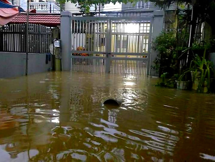 Hạ Long lại 'thất thủ' sau mưa lớn: Sát biển sao đường phố vẫn chìm sâu trong nước? ảnh 5