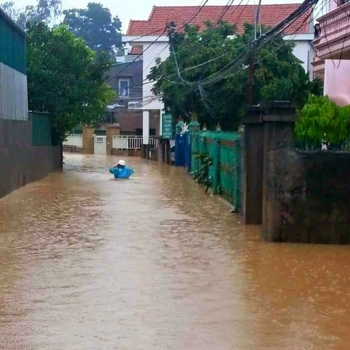 Hạ Long lại 'thất thủ' sau mưa lớn: Sát biển sao đường phố vẫn chìm sâu trong nước? ảnh 6