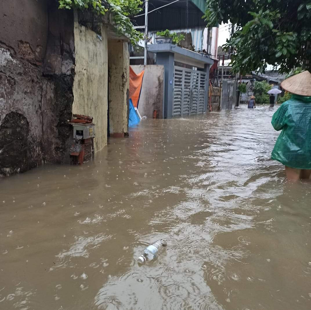 Hạ Long lại 'thất thủ' sau mưa lớn: Sát biển sao đường phố vẫn chìm sâu trong nước? ảnh 7