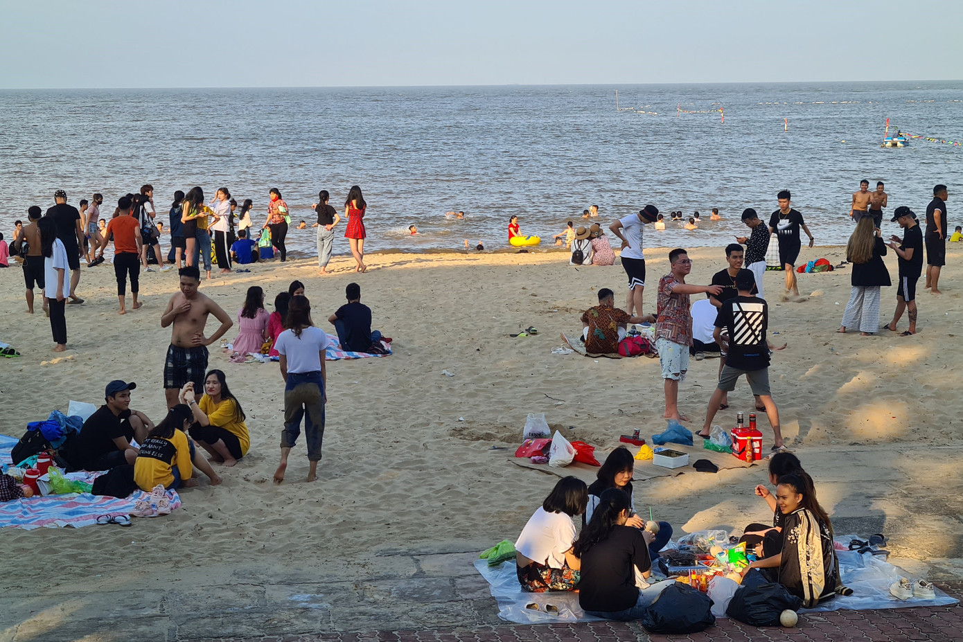 Nghìn người chen nhau tắm biển Đồ Sơn sau chuỗi ngày giãn cách xã hội ảnh 9